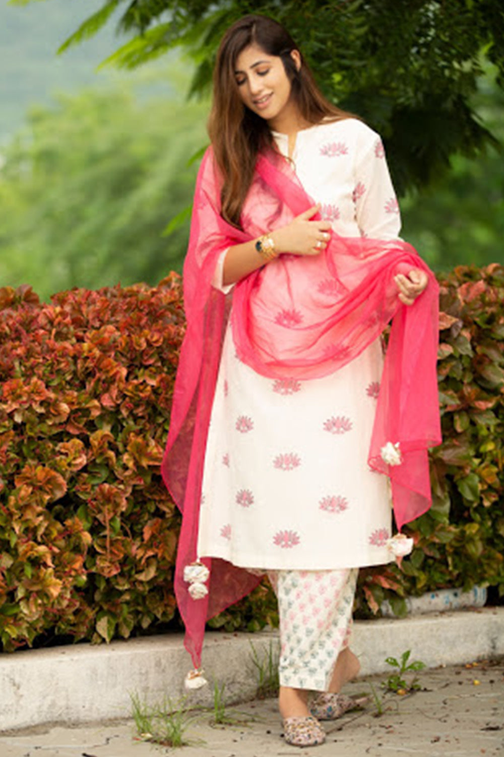 Pink Dupatta with Off white Kurta pant ...